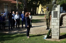 H Πρόεδρος της Δημοκρατίας, Κατερίνα Σακελλαροπούλου καταθέτη στεφάνι στην προτομή του Σπύρου Μουστακλή στο πάρκο Ελευθερίας (πρώην ΕΑΤ-ΕΣΑ)