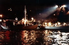 Στιγμιότυπο από το πάρτι και τη συναυλία του Λουκιανού Κηλαηδόνη στη Βουλιαγμένη, το 1983