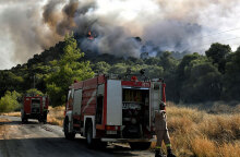 Φωτιά στην Κορινθία - Πυροσβεστικά οχήματα στην περιοχή Αλμυρή