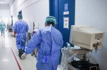 Γιατροί και νοσηλευτές σε νοσοκομείο αναφοράς για τον κορωνοϊό (ΦΩΤΟ ΑΡΧΕΙΟΥ) - Οι ανεμβολίαστοι κινδυνεύουν περισσότερο από τη μετάλλαξη Δέλτα, δήλωσε ο καθηγητής Αχιλλέας Γραβάνης