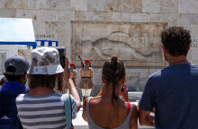 Τουρίστες στην Αθήνα (ΦΩΤΟ ΑΡΧΕΙΟΥ) - Ο ΕΟΔΥ ανακοίνωσε τα νέα κρούσματα κορωνοϊού σήμερα Κυριακή 25 Ιουλίου 2021 και έδωσε στη δημοσιότητα την κατανομή με τις περιοχές