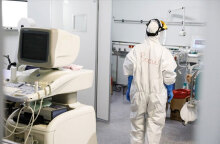 Υγειονομικός σε ΜΕΘ (ΦΩΤΟ ΑΡΧΕΙΟΥ) - Μεγάλη αύξηση στις εισαγωγές στα νοσοκομεία ασθενών με κορωνοϊό