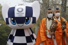 Ολυμπιακοί Αγώνες 2020 - Τόκιο, Ιάπωνες με παραδοσιακή φορεσιά ποζάρουν μπροστά στη μασκότ της διοργάνωσης