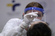 Υγειονομικός διενεργεί δωρεάν rapid test σε πολίτη για κορωνοϊό