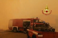 «Σκοτείνιασε» στη Σαρδηνία, καθώς ο πυκνός καπνός από τη μεγάλη φωτιά «έκρυψε» τον ήλιο