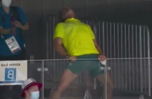 Η Αριάνε Τίτμους κέρδισε τις εντυπώσεις στο νερό κερδίζοντας το χρυσό στην κολύμβηση, ενώ ο προπονητής της κέρδιζε τις εντυπώσεις στις κερκίδες © YouTube