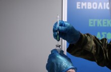 Γιατρός σε εμβολιαστικό κέντρο της Ελλάδας © EUROKINISSI