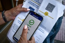 Ο Στέλιος Πέτσας ανέφερε πως από το φθινόπωρο μόνο όσοι έχουν πιστοποιητικό εμβολιασμού ή νόσησης θα μπορούν να εισέλθουν σε κλειστούς χώρους διασκέδασης © EUROKINISSI / ΤΑΤΙΑΝΑ ΜΠΟΛΑΡΗ