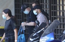 Ο Πέτρος Φιλιππίδης κατά τη μεταγωγή του στις φυλακές Τρίπολης