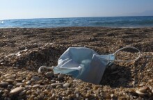 Μάσκα προσώπου πεταμένη στην παραλία © EUROKINISSI