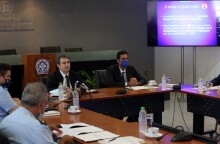 O υπουργός Προστασίας του Πολίτη Μιχάλης Χρυσοχοΐδης (Α) και ο Εθνικός Εισηγητής για την καταπολέμηση εμπορίας ανθρώπων, Ηρακλής Μοσκώφ (Δ) στη διαδικτυακή παρουσίαση της «Στρατηγικής για την Καταπολέμηση της Εμπορίας Ανθρώπων 2021-2025» © ΑΠΕ / Αλέξανδρο