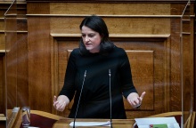 Η υπουργός Παιδείας, Νίκη Κεραμέως, στο βήμα της Βουλής