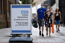 Κορωνοϊός: Πολίτες με μάσκα στη Βρετανία