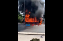 Το λεωφορείο του ΚΤΕΛ στη Θεσσαλονίκη που παραδόθηκε στις φλόγες