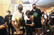 Στην Ελλάδα έφτασε το μεσημέρι ο Γιάννης Αντετοκούνμπο μαζί με τον αδερφό του Θανάση. Μαζί τους, και το βαρύτιμο τρόπαιο του NBA που κατέκτησαν οι Μπακς 