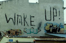 Γκράφιτι στην Αθήνα με τη φράση "Wake Up"
