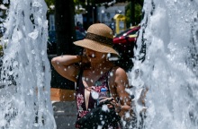 Σε ολόκληρη τη χώρα θα επικρατήσει καύσωνας και σήμερα, Κυριακή 1 Αυγούστου, φτάνοντας έως και 44 βαθμούς – Σε ποιες περιοχές χτύπησε «κόκκινο» ο υδράργυρος