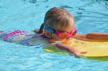 Παιδί που κολυμπά