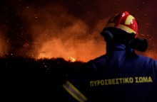 Φωτιά στη Ρόδο: Προληπτική εκκένωση των επισκεπτών στην Κοιλάδα των Πεταλούδων – μεγάλη επιχείρηση της Πυροσβεστικής με τη συνδρομή του στρατού και εθελοντών