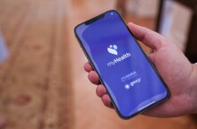 Η εφαρμογή MyHealth στην οθόνη κινητού τηλεφώνου κατά τη διάρκεια της παρουσίασης © AΠΕ / ΓΙΩΡΓΟΣ ΒΙΤΣΑΡΑΣ