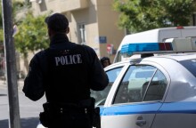 Αστυνομικός δίπλα σε περιπολικό © EUROKINISSI