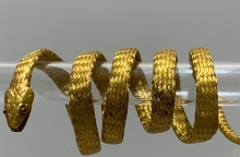 Χρυσό βραχιόλι του 19ου αιώνα από τη Μύκονο από την έκθεση "Το αρχιπέλαγος φλέγεται"