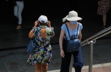 Πολίτες με μάσκα στο κέντρο της Αθήνας - Προστασία από τον κορωνοϊό