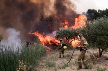 Πυροσβέστες επιχειρούν σε πύρινο μέτωπο