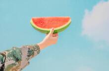 Γυναικα κρατάει φέτα καρπουζιου