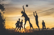 Μια παρέα παίζει βόλει στην παραλία. 