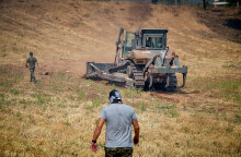 Μηχάνημα έργου του στρατού σε δασική πυρκαγιά στην Αττική - Χωρίς ρεύμα περιοχές στο Λεκανοπέδιο