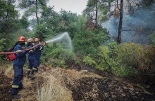 Πυροσβέστες επιχειρούν για την κατάσβεση πυρκαγιάς