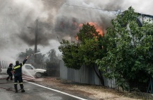 Πυροσβέστες επιχειρούν να σβήσουν τις φλόγες από σπίτι στις Αφίδνες.