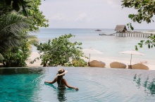 Μια γυναίκα απολαμβάνει το μπάνιο της σε μια πισίνα.