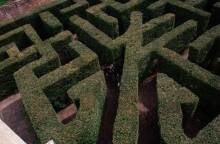 Άντρας που περπατάει μέσα σε λαβύρινθο