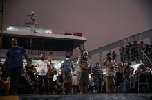 Λίμνη Εύβοιας: Πολίτες επιβιβάζονται στα ferry boat και απομακρύνονται δια θαλάσσης 
