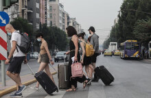 Τουρίστες και πολίτες με μάσκα στο κέντρο της Αθήνας - Αποπνικτική η ατμόσφαιρα από τον καπνό, καθώς μαίνονται οι πυρκαγιές - Υψηλή συγκέντρωση σε αιωρούμενα σωματίδια