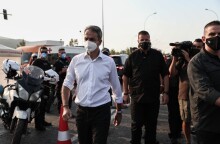 Ο πρωθυπουργός Κυριάκος Μητσοτάκης μεταβαίνει στο Ενιαίο Συντονιστικό Κέντρο Επιχειρήσεων του Πυροσβεστικού Σώματος © EUROKINISSI