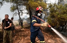 Πυροσβέστες δίνουν μάχη με τις φλόγες στα πύρινα μέτωπα