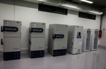 Ψυγεία όπου διατηρούνται τα εμβόλια για τον κορωνοϊό (ΦΩΤΟ ΑΡΧΕΙΟΥ) - Άγνωστοι έκοψαν τα καλώδια στις γεννήτριες στο εμβολιαστικό κέντρο Περιστερίου