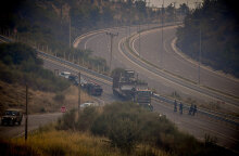 Μηχανήματα έργου του Στρατού στην Εθνική Οδό Αθηνών - Λαμίας για την αντιμετώπιση των πυρκαγιών στην Αττική