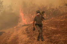Σε πύρινο κλοιό η Εύβοια, μαίνεται η φωτιά στο βόρειο τμήμα, με πυροσβέστες να καταβάλουν υπεράνθρωπες προσπάθειες για να την περιορίσουν