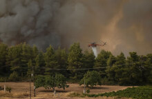 Ελικόπτερο επιχειρεί στη φωτιά στην Εύβοια
