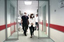 Επίσκεψη στο νοσοκομείο ΚΑΤ πραγματοποίησε η Κατερίνα Σακελλαροπούλου και μίλησε με εγκαυματίες εθελοντές πυροσβέστες