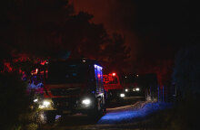 Πυροσβέστες επιχειρούν σε φωτιά - Ολονύχτια μάχη με τις αναζωπυρώσεις στην Αττική