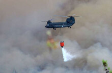 Ελικόπτερο Chinook από την Αεροπορία Στρατού επιχειρεί σε πυρκαγιά (ΦΩΤΟ ΑΡΧΕΙΟΥ)