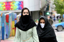 Γυναίκες με μάσκα για τον κορωνοϊό στο Ιράν