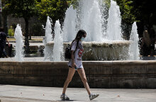 Κοπέλα με μάσκα για τον κορωνοϊό στο Σύνταγμα (ΦΩΤΟ ΑΡΧΕΙΟΥ) - Ο ΕΟΔΥ ανακοίνωσε τα νέα κρούσματα κορωνοϊού σήμερα Δευτέρα 9 Αυγούστου 2021