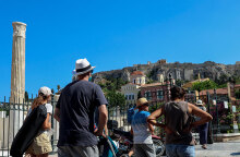 Τουρίστες στο Μοναστηράκι (ΦΩΤΟ ΑΡΧΕΙΟΥ) - Ο ΕΟΔΥ ανακοίνωσε σήμερα Δευτέρα 9 Αυγούστου 2021 τα νέα κρούσματα κορωνοϊού στην Ελλάδα