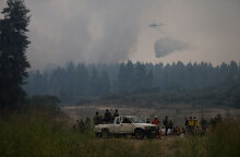 Ελικόπτερο επιχειρεί στη φωτιά στην Εύβοια